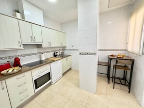 Geladeira, micro-ondas, fogão, lava-louças