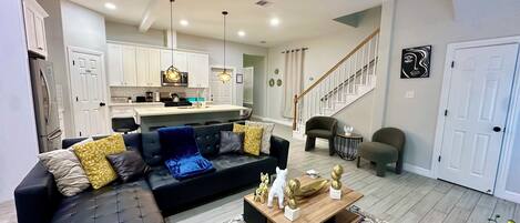 Una Smart TV, una chimenea, un futbolín