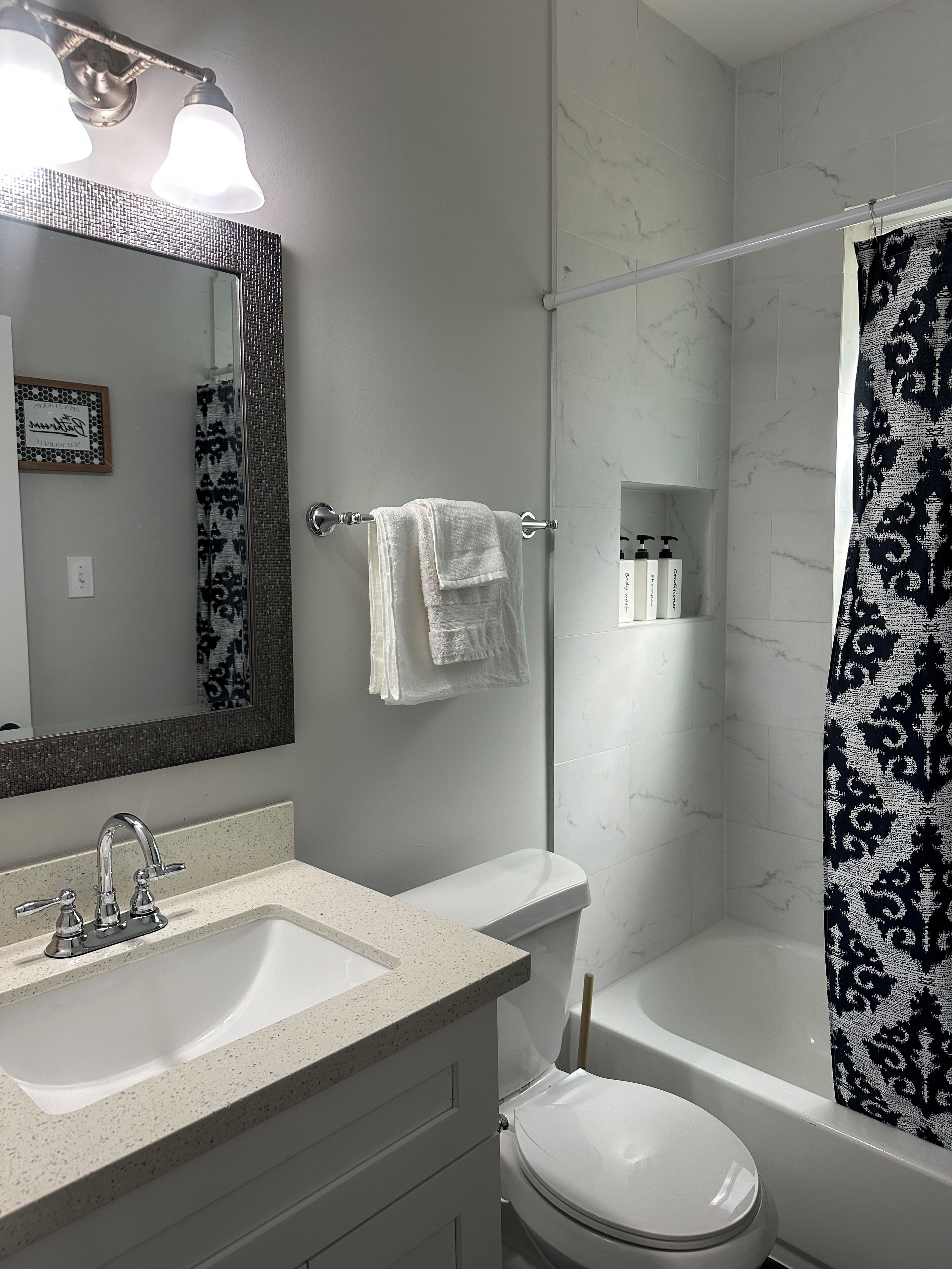 Artículos de higiene personal ecológicos, secador de pelo y toallas