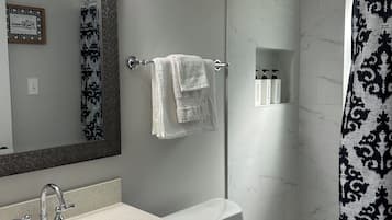 Artículos de higiene personal ecológicos, secador de pelo y toallas