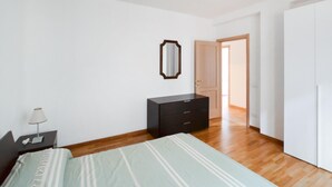 A bedroom with a bed, a dresser, a mirror, a nightstand, and a wardrobe. - Lovely apartment in Gubbio with WiFi (Gubbio)