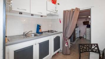 Fridge, stovetop, coffee/tea maker