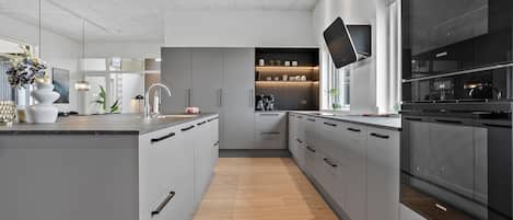 Kühlschrank, Ofen, Geschirrspüler, Wasserkocher mit Kaffee-/Teezubehör