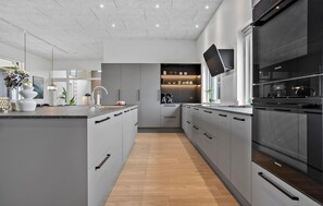 Fridge, oven, dishwasher, coffee/tea maker