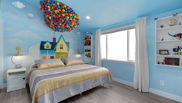 4 soverom, skrivebord, strykejern/-brett og reiseseng for barn