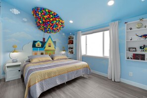 4 soverom, skrivebord, strykejern/-brett og reiseseng for barn