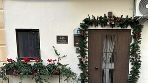 A building with a sign reading "Scillo HOUSE" and a door decorated with a Christmas wreath. - Scilló House (Palermo)