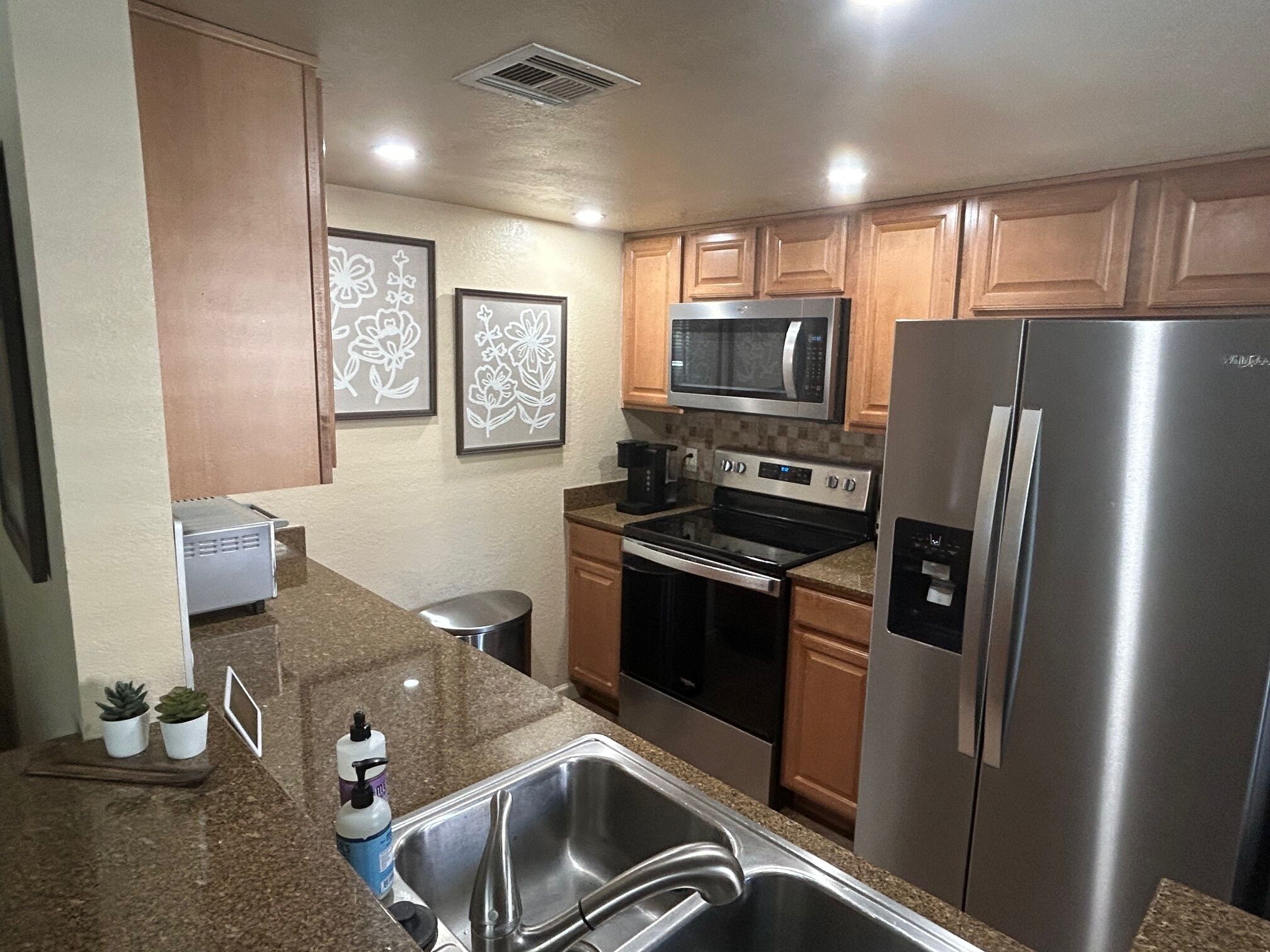 冷蔵庫、電子レンジ、オーブン、コンロ