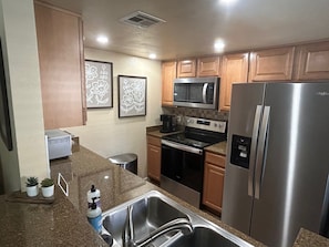 Réfrigérateur, micro-ondes, four, plaque de cuisson