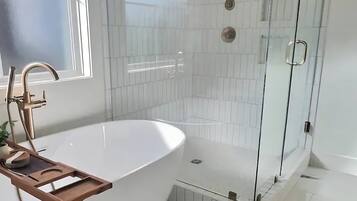 Haartrockner, Handtücher, Seife, Toilettenpapier