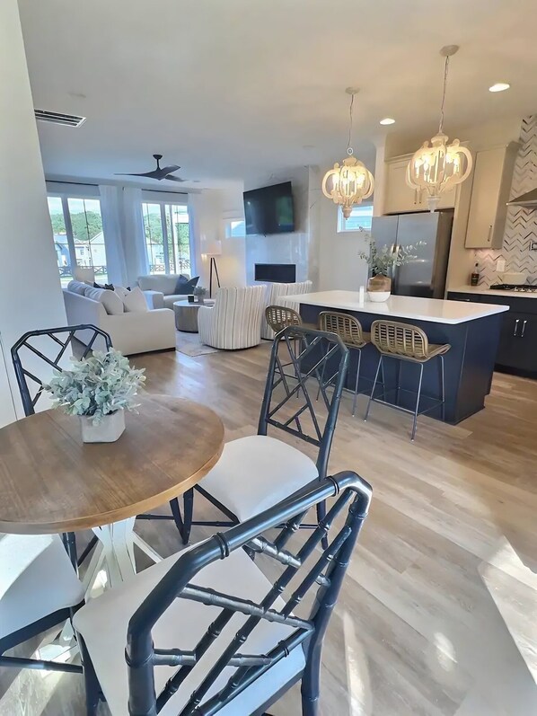 Dining - The Lakeside Getaway (Winchester)