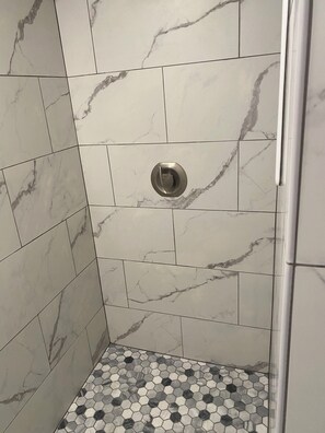 Douche, sèche-cheveux, serviettes fournies, savon
