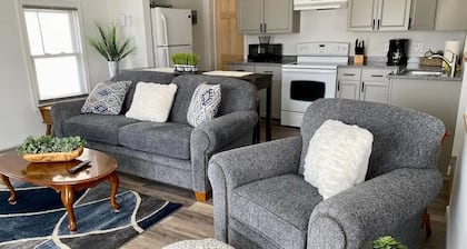 Cozy, Clean & Convenient 1-bedroom apartment with AC & WiFi in charming Clayton
