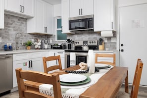 Fridge, microwave, oven, stovetop - Casa Bohemia - 5 Star Location - Convenience and Comfort - Free L2 EV Charging (San Antonio)