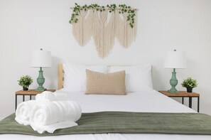 3 quartos, escrivaninha, ferros/tábuas de passar roupa