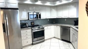 Microondas, horno, parrilla de estufa y lavavajillas