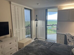 2 bedrooms, WiFi, bed sheets - Snowbird's Paradise - 2-bedroom Beachside Condo on Hutchinson Island (Jensen Beach)