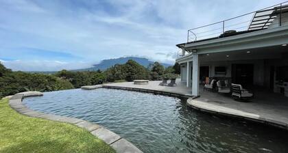 Large Modern Apartment, Amazing View, Wifi, Solar