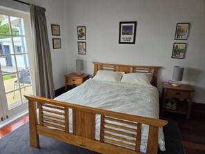 2 bedrooms, iron/ironing board, internet, bed sheets