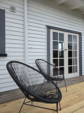 Terrace/patio - Magpie Cottage. Newly Renovated , 2 Bed, 2 bathroom close to Napier CBD (Napier)