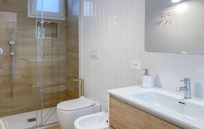 Douche, sèche-cheveux