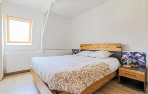 4 bedrooms, iron/ironing board, travel crib, free WiFi