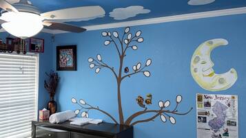 3 عدّة غرف نوم ومكواة/لوح كي وواي فاي وملاءات أسرّة