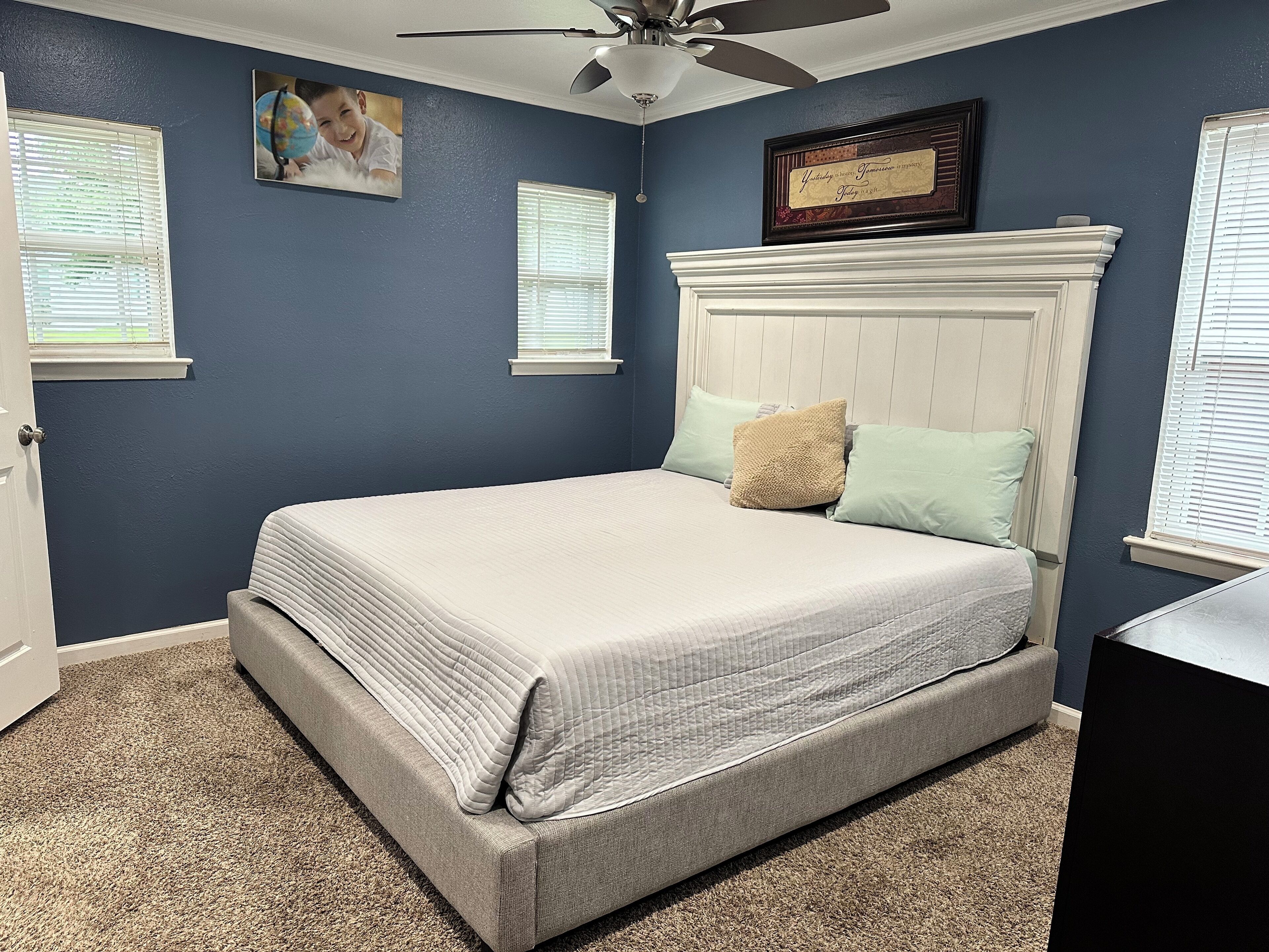 3 bedrooms, iron/ironing board, WiFi, bed sheets