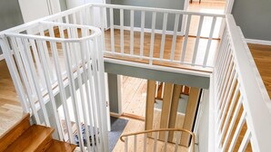 A staircase with white railings and wooden steps. - 4 bedroom beautiful home in Mönsterås (Mönsterås)