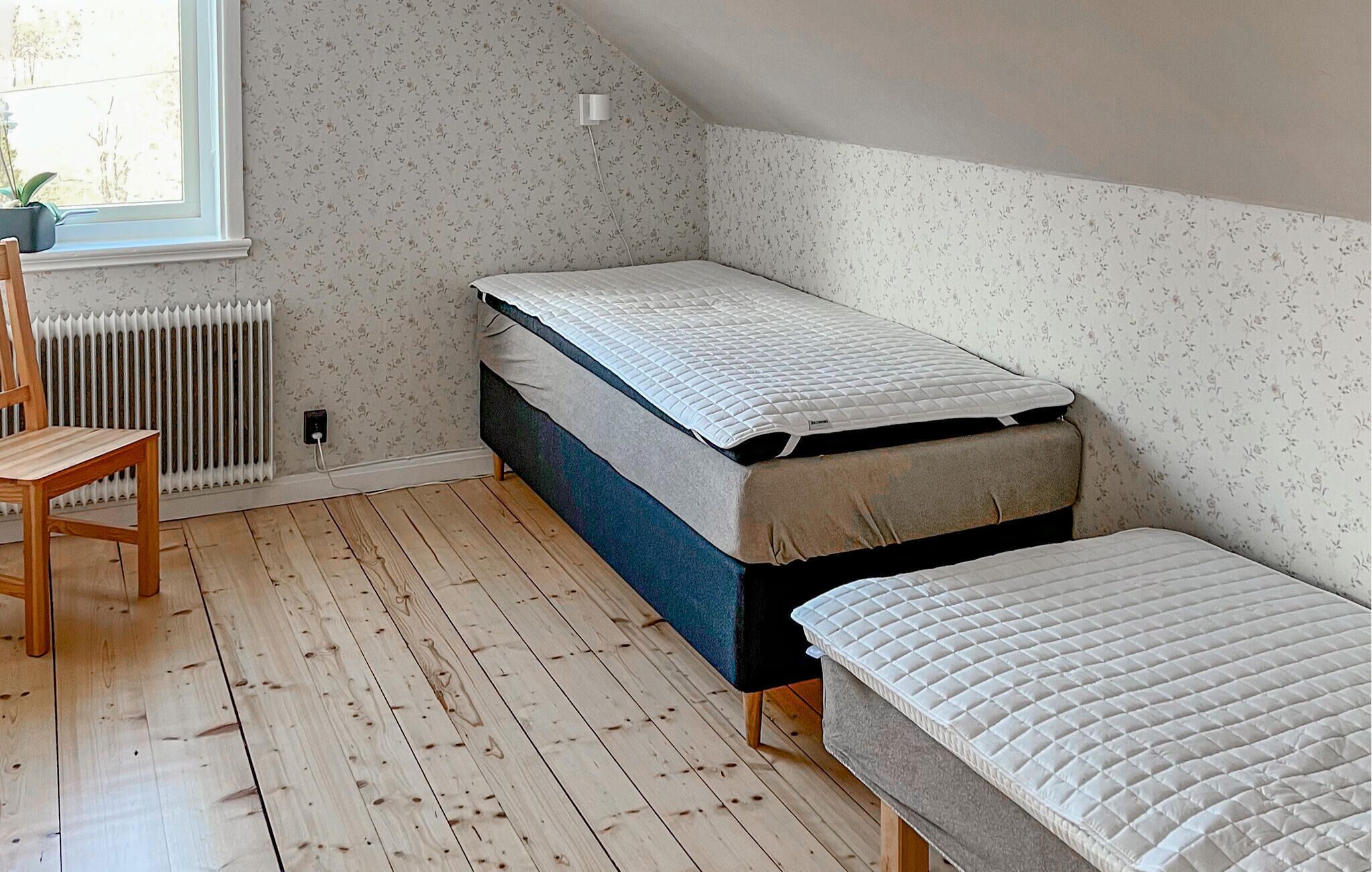 1 bedroom, travel cot