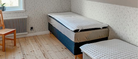 1 bedroom, travel cot