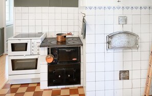 Fridge, microwave, stovetop, dishwasher - 4 bedroom beautiful home in Mönsterås (Mönsterås)
