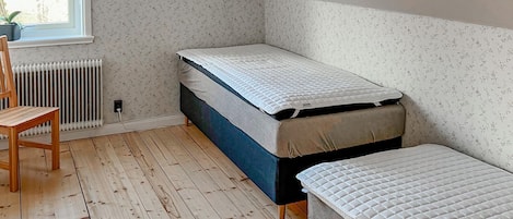 1 bedroom, travel cot