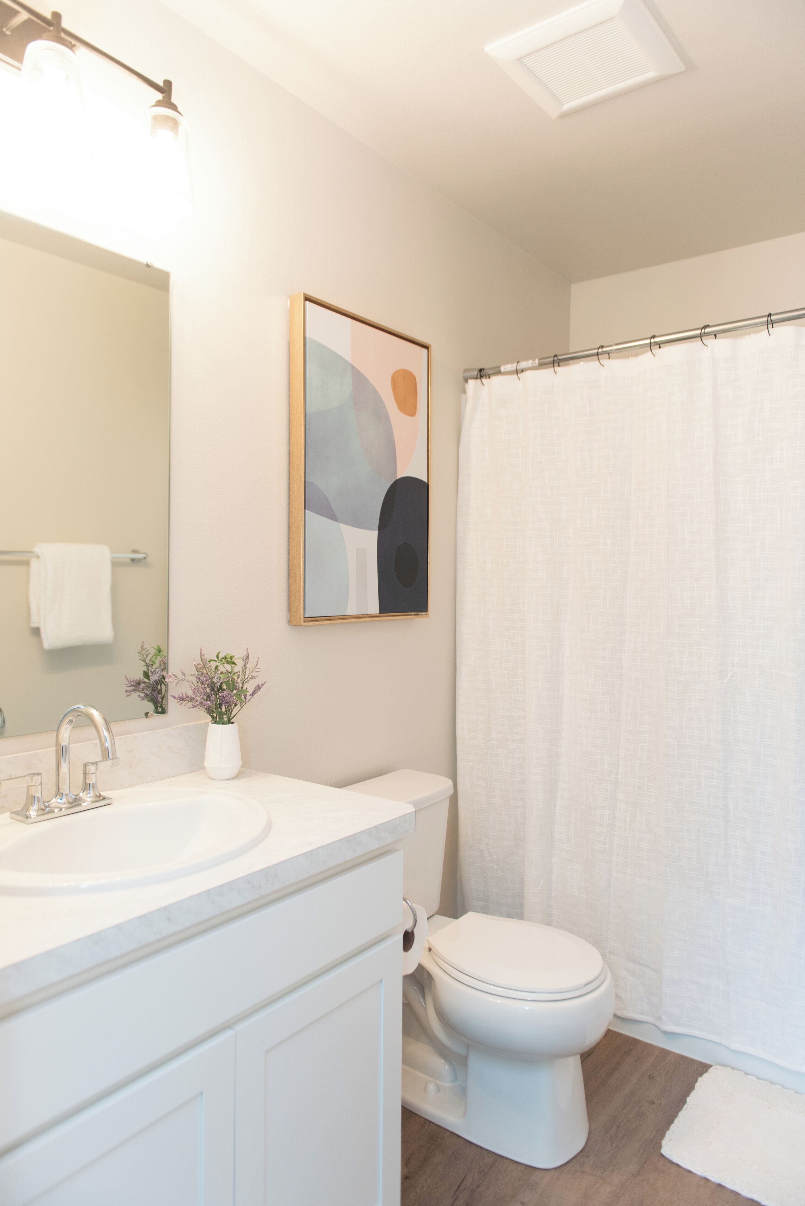 Ducha, secador de pelo, toallas y jabón