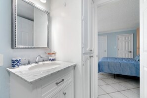 SĂšche-cheveux, serviettes fournies, papier toilette