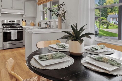 Luxurious 4BD near Downtown and RDU, with sunroom, theatre, games, & more!