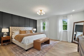 4 habitaciones, escritorio y tabla de planchar con plancha 