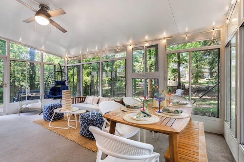 Luxurious 4BD near Downtown and RDU, with sunroom, theatre, games, & more!