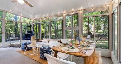 Luxurious 4BD near Downtown and RDU, with sunroom, theatre, games, & more!