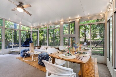 Luxurious 4BD near Downtown and RDU, with sunroom, theatre, games, & more!