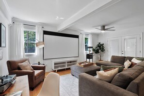 Smart TV - Luxurious 4BD near Downtown and RDU, with sunroom, theatre, games, & more! (Raleigh)