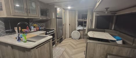 Microondas, horno, placa de cocina