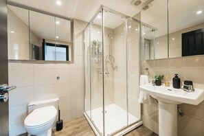Shower, hair dryer, bidet, towels - Charming Barn in Hertfordshire  (Hemel Hempstead)