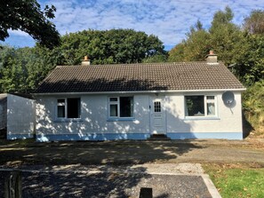 Exterior - KITS COTTAGE, pet friendly, with open fire in Carrick, County Donegal (Kilcar)