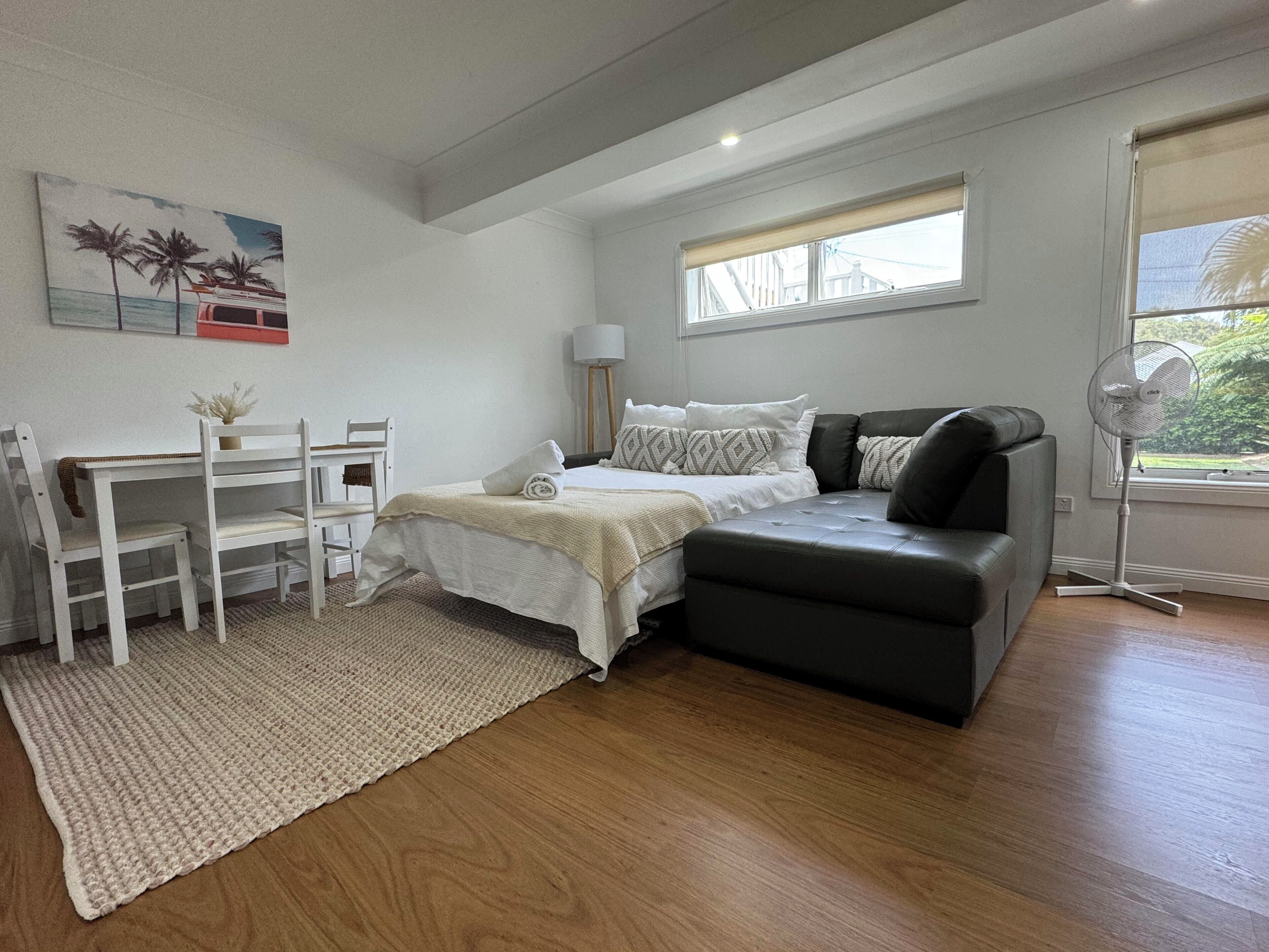 Smart TV, fireplace, ping pong, books