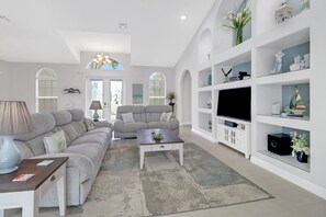 Fernseher, Kamin, DVD-Player, Bücher