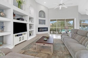 Televisión, chimenea, reproductor de DVD y libros 
