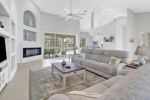 Fernseher, Kamin, DVD-Player, Bücher