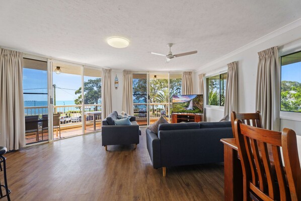 TV, DVD player - Unit 10 Charlton on the Esplanade (Torquay)