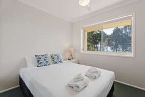 3 bedrooms, WiFi, bed sheets - Unit 10 Charlton on the Esplanade (Torquay)